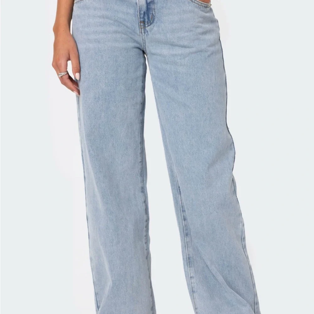 Edikted Petite Raelynn Washed Low Rise Jeans - Picture 1 of 4